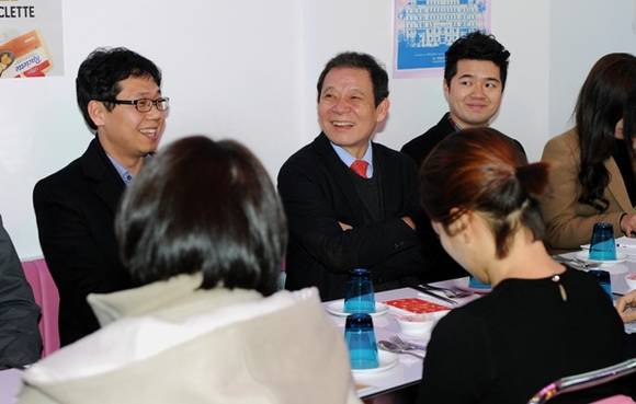 윤장현 광주시장이 지난 1일 저녁 지역 청년 20여 명과 함께 청년들의 활동을 다른 청년들에게 소개하고 공감하는 ‘청년 정담회’를 열고 있다.(사진=광주시)