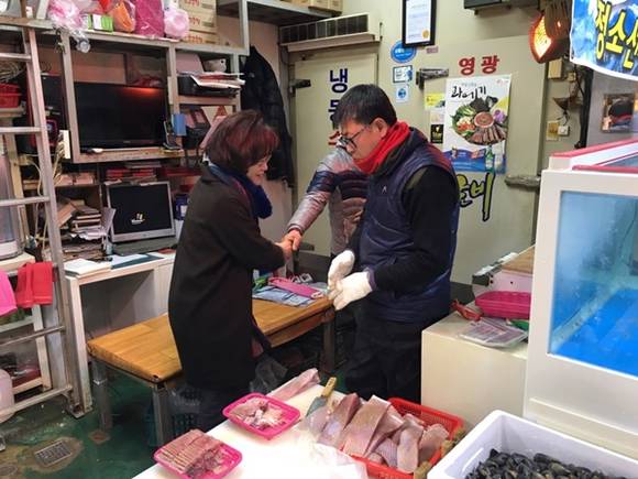 더불어민주당 광주시당위원장 박혜자 의원이 2일 양동시장 방문을 시작으로 본격적인 민심청취 행보에 나섰다. 박 의원과 상인이 악수를 하며 대화를 하고 있다.(사진=박혜자 의원실)