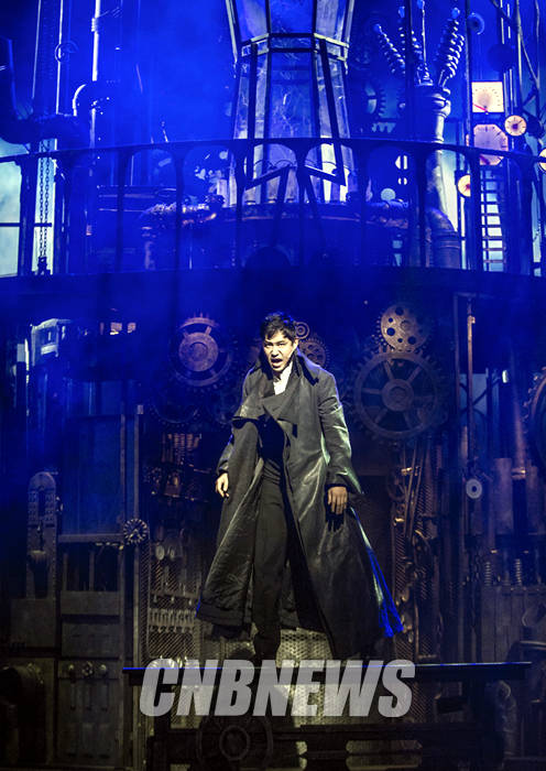 창작 뮤지컬 '프랑켄슈타인'이 개막 10주 만에 100억 매출을 돌파했다. 극 중 프랑켄슈타인 역의 유준상이 열연 중이다.(사진=충무아트홀)