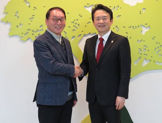 이운룡 국회의원이 남경필 도지사를 만나 일산 지역 교통현안에 대해 논의하고 기념촬영했다.