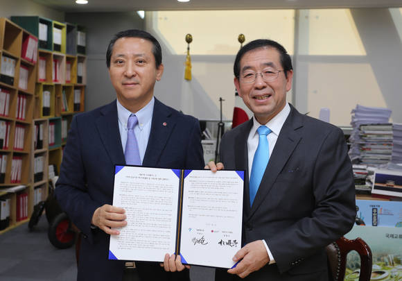 2일 서울시청에서 권영수 LG유플러스 부회장(사진 왼쪽)과 박원순 서울시장이 만나 ‘에너지 효율화 및 사회공헌 협력’에 관한 양해각서(MOU)를 체결했다. (사진제공=LG유플러스)
