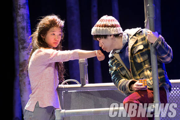 뱀파이어 소녀 일라이 역의 박소담(왼쪽)과 일라이와 우정을 나누는 오스카 역의 안승균이 열연 중인 모습.(사진=신시컴퍼니)