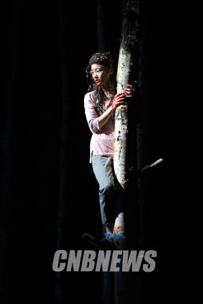 박소담이 연기하는 일라이는 순진하면서도 파괴적인 면모를 동시에 지닌 뱀파이어다.(사진=신시컴퍼니)