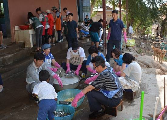 파주시의회 자치행정위원회 손배옥 위원장 등 시의원들이 캄보디아에서 봉사활동을 하고 있다.(사진= 파주시의회)