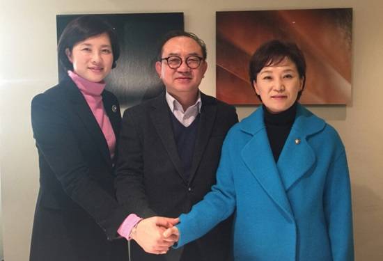 일산이 지역구인 유은혜, 김현미 국회의원이 한예종 일산유치를 위해 간담회를 갖고 기념촬영하고 있다.