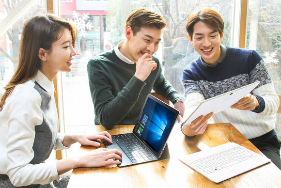 삼성전자 모델이 ‘갤럭시 탭프로 S’를 소개하고 있다. (사진제공=삼성전자)