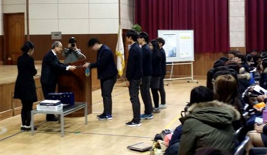 김포우리병원, 김포시 관내 초중고 졸업생 81명에게 2800만원 장학금을 전달했다.(사진= 김포우리병원)