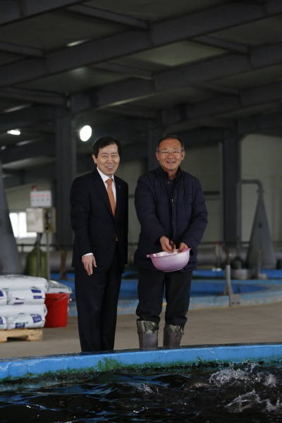 이원태 은행장(왼쪽)이 12일 충북 청주시에 위치한 금호송어장을 방문해 이 업체 오덕영 대표와 함께 양식장을 둘러보고 있다. (사진제공=수협은행)