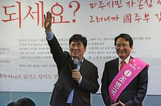 파주갑 조병국 예비후보(오른쪽)와 고성국 정치평론가.(사진= 김진부 기자)