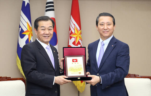 권영수 LG유플러스 부회장(오른쪽)과 황인무 국방부 차관이 감사패 전달식에서 기념 촬영을 하고 있다. (사진제공=LG유플러스)