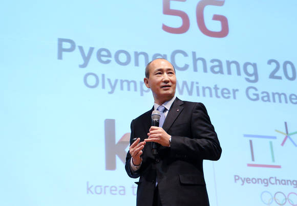 KT 네트워크부문장 오성목 부사장이 평창동계올림픽 통신 서비스를 설명하고 있다. (사진제공=KT)