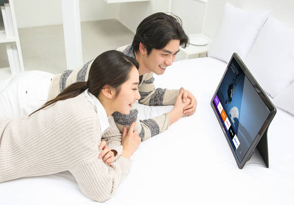 삼성전자 모델이 서초동에 위치한 삼성 딜라이트에서 18.4형 대화면 태블릿 ‘갤럭시 뷰'를 소개하고 있다. (사진제공=삼성전자)