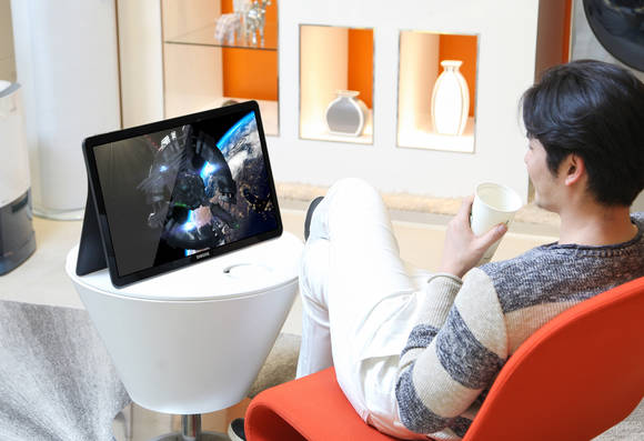 18.4형 대화면 태블릿 ‘갤럭시 뷰’는 컨텐츠 감상에 최적화됐다. ‘갤럭시 뷰’로 영화를 감상 중인 삼성전자 모델. (사진제공=삼성전자)