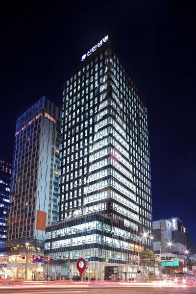 신한생명 신사옥 ‘신한L타워’ 야간 전경. (사진제공=신한생명)