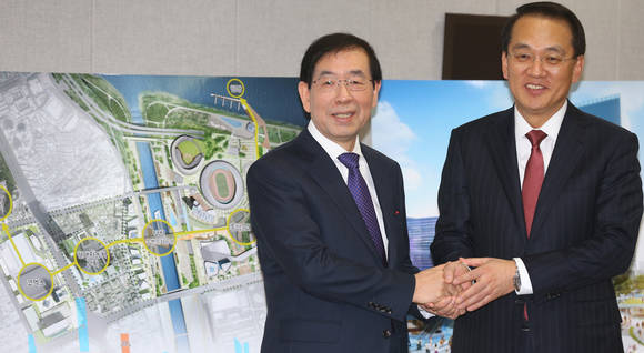 박원순 서울시장(왼쪽)과 현대자동차 김용환 부회장이 17일 오전 서울시청 브리핑룸에서 옛 한전부지 사전협상 기자회견을 마친 뒤 악수하고 있다. (사진=연합뉴스)
