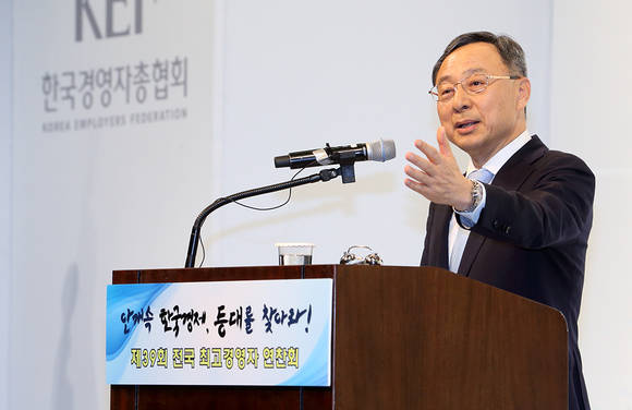 KT 황창규 회장이 18일 중구 조선호텔에서 개막한 경총의 ‘제39회 전국 최고경영자 연찬회’에서 기조강연을 하고 있다. (사진제공=KT)