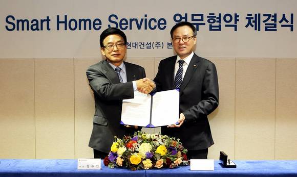 SK텔레콤 장동현 사장(사진 오른쪽)과 현대건설 정수현 사장이 현대건설 계동사옥에서 스마트홈 서비스 업무협약(MOU)을 체결했다. (사진제공=SK텔레콤)
