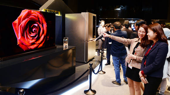 LG 이노페스트에 참가한 아시아 지역 가전 딜러들이 ‘LG 시그니처’ 올레드 TV를 바라보며 감탄하고 있다. (사진제공=LG전자)
