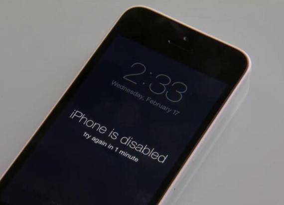 아이폰 한 대의 잠금을 해제하느냐 못하느냐를 놓고 전 세계의 관심이 집중되고 있다. (사진=AOL)