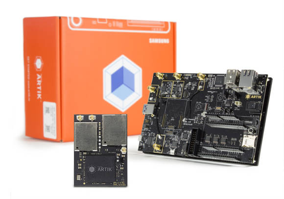 아틱 모듈(왼쪽)과 개발자용 보드(오른쪽) 등으로 구성된 상업용 패키지. (사진제공=삼성전자)