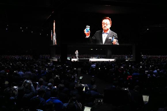 삼성전자 무선사업부장 고동진 사장이 ‘갤럭시 S7’과 ‘갤럭시 S7 엣지’를 소개하고 있다. (사진제공=삼성전자)