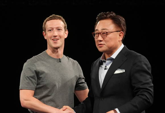 삼성전자 무선사업부장 고동진 사장과 페이스북 CEO 마크 저커버그가 언팩 행사 무대에서 악수를 나누고 있다. (사진제공=삼성전자)