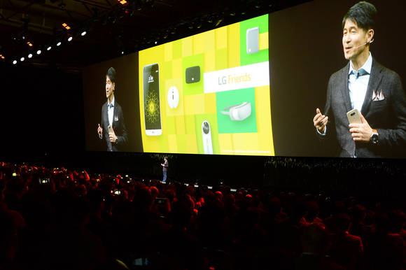 조준호 LG전자 MC사업본부장 사장이 ‘LG G5’와 ‘LG 프렌즈’를 소개하고 있다. (사진제공=LG전자)