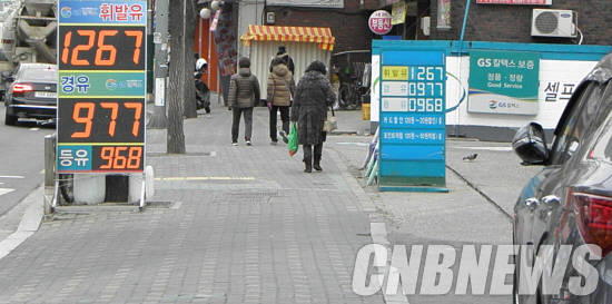 수색로변 GS칼텍스 주유소. 이 일대 주유소들은 약속이나 한듯 나란히 리터당 900원대에 경유를 보급하고 있다. (사진=이성호 기자)