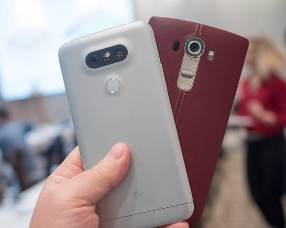 ‘G5’(왼쪽)는 ‘G4’와 비교해 확연히 달라진 디자인을 보여준다. (사진=안드로이드오쏘리티)