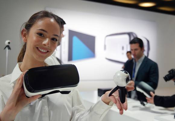 ‘기어 VR’(왼쪽)과 ‘기어 360’. (사진제공=삼성전자)