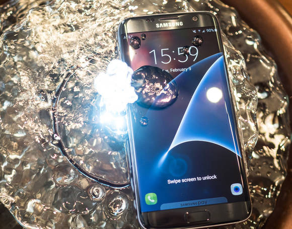 강력한 IP68 방수·방진 기능을 제공하는 ‘갤럭시 S7’. (사진=안드로이드센트럴)