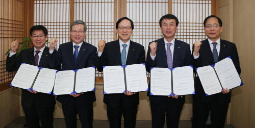 지난 22일 농협금융 본사(서울 서대문)에서 열린 농협금융 경영협약식에서 김용환 NH농협금융지주 회장과 집행간부들이 경영협약 체결을 마친 후 기념촬영을 하고 있다. 사진 왼쪽부터 김형열 상무, 오병관 부사장, 김용환 회장, 허원웅 상무, 김희석 상무. (사진제공=농협금융)