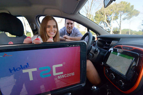 21일(현지시간) 바르셀로나 몬주익 올림픽 경기장 부근에서 모델들이 'T2C'를 소개하고 있다. (사진제공=SK텔레콤)