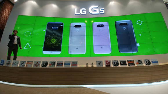 LG전자의 ‘LG G5와 프렌즈’가 MWC 2016에서 많은 관심을 끌어모았다. (사진제공=LG전자)
