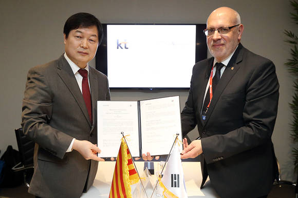 KT 글로벌사업추진실장 임태성(왼쪽) 전무와 스페인 카탈루냐 주정부 지식산업부 조르디 바이헷 칸톤 장관이 MOU를 체결한 후 기념촬영을 하고 있다. (사진제공=KT)