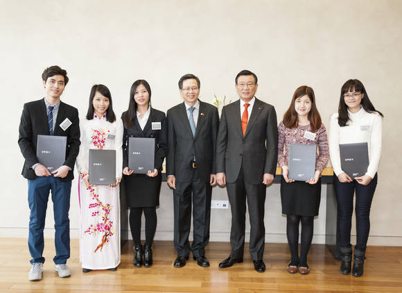 25일 금호아시아나 본관 사옥에서 실시된 ‘금호아시아나 베트남 장학증서 수여식’에서 박삼구 금호아시아나그룹 회장(우측 3번째), 팜 흐우 찌 (Pham Huu Chi) 주한 베트남 대사(가운데), 장학생들이 기념촬영을 하고 있다. (사진제공=금호아시아나그룹)