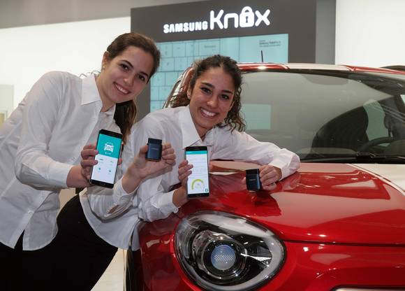 삼성전자 모델들이 커넥티드 카 솔루션 '삼성 커넥트 오토' 를 소개하고 있다. (사진제공=삼성전자)