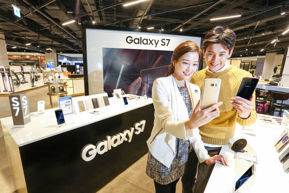 삼성전자 모델들이 서울 서초구에 위치한 신세계 강남점 ‘갤럭시 라운지’에서 ‘갤럭시 S7 엣지’와 ‘갤럭시 S7’을 체험하고 있다. (사진제공=삼성전자)