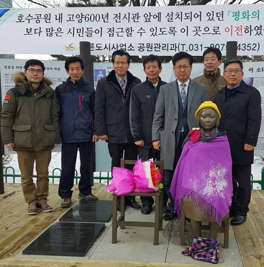 최성 고양시장(왼쪽부터 세번째)이 평화의 소녀상을 일산문화공원으로 이전하고 관계 공무원들과 기념촬영하고 있다.(사진= 김진부 기자)