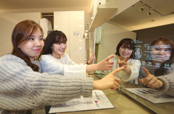 미래형 화장대 ‘LTE 매직 미러’. (사진제공=LG유플러스)