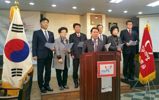 파주시 한길룡 경기도의원(가운데) 등 도(시)의원들이 류화선 예비후보의 욕설파문 관련 성명서를 발표하고 있다.(사진= 김진부 기자)