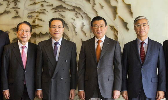 2일 박삼구 한중우호협회장(금호아시아나그룹 회장)이 북핵 6자회담 참석차 방한한 우다웨이 중국 외교부 한반도사무특별대표를 만나 기념촬영을 하고 있다. (왼쪽부터 유명환 전 외교부 장관, 우다웨이 중국 외교부 한반도 특별대표, 박삼구 한중우호협회장(금호아시아나그룹 회장), 추궈홍(邱國洪) 주한 중국대사). (사진제공=금호아시아나그룹)