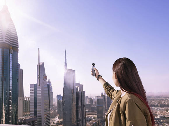 ‘LG 360 캠’으로 360도 컨텐츠를 촬영하는 모습. (사진제공=LG전자)