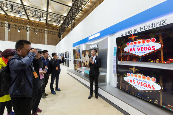 ‘삼성 중국포럼’에 참석한 관람객들이 세탁 도중 세탁물과 세제를 원하는 시점에 추가할 수 있는 ‘애드워시’ 드럼 세탁기를 관심있게 살펴보고 있다. (사진제공=삼성전자)