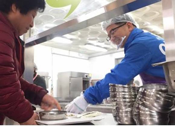 이용빈 광산갑 예비후보가 송정권노인복지관에서 배식봉사 활동을 하며 ‘말씀듣기 캠페인’을 전개하고 있다.