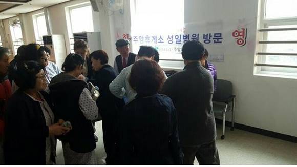 호남고속도로 23에 위치한 주암(순천방향)휴게소 직원 10여명은 지난 6일 남원 성일병원을 찾아 먹거리를 전달하고 봉사활동을 펼치고 있다.