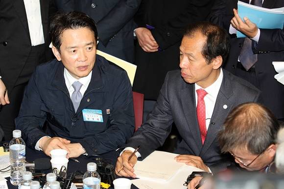 7일 오전 KT&G 상상마당 춘천아트센터에서 열린 "경기-강원 시, 군과 함께하는 공생공감 톡"에서 남경필 경기도지사와 최문순 강원도지사가 공통 각 주제별 자율토론을 하고 있다.(사진=경기도)