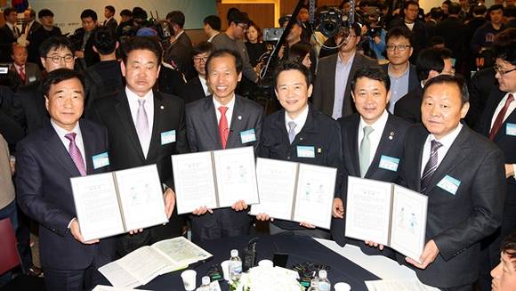 "경기-강원 시, 군과 함께하는 공생공감 톡"에서 남경필 경기도지사와 최문순 강원도지사가 공통 각 주제별 자율토론을 하고 업무협약서에 서명을 하고 기념촬영을 하고 있다.(사진=경기도)