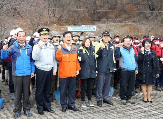 최성 고양시장(왼쪽 세번째)이 민관군 합동 산불진화 훈련에 참여하고 있다.(사진= 고양시)