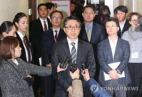 지난달 26일 김진석 CJ헬로비전 대표이사가 서울 마포구 상암동 누리꿈스퀘어에서 열린 임시 주주총회를 마치고 SK브로드밴드와의 합병안이 가결됐다고 설명하고 있다. (사진=연합뉴스)